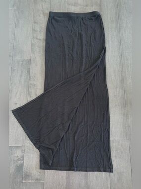 Black skirt w/ side slit.